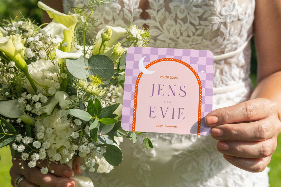 een persoon die een boeket bloemen en een kaart vasthoudt