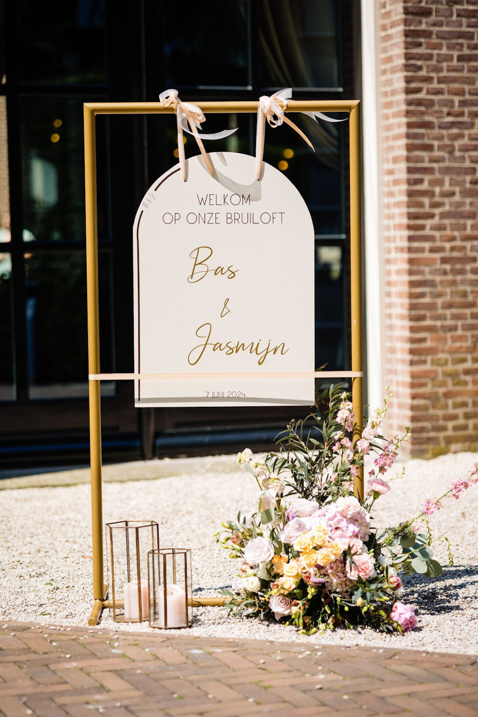 het welkomstbord voor de bruid en bruidegom