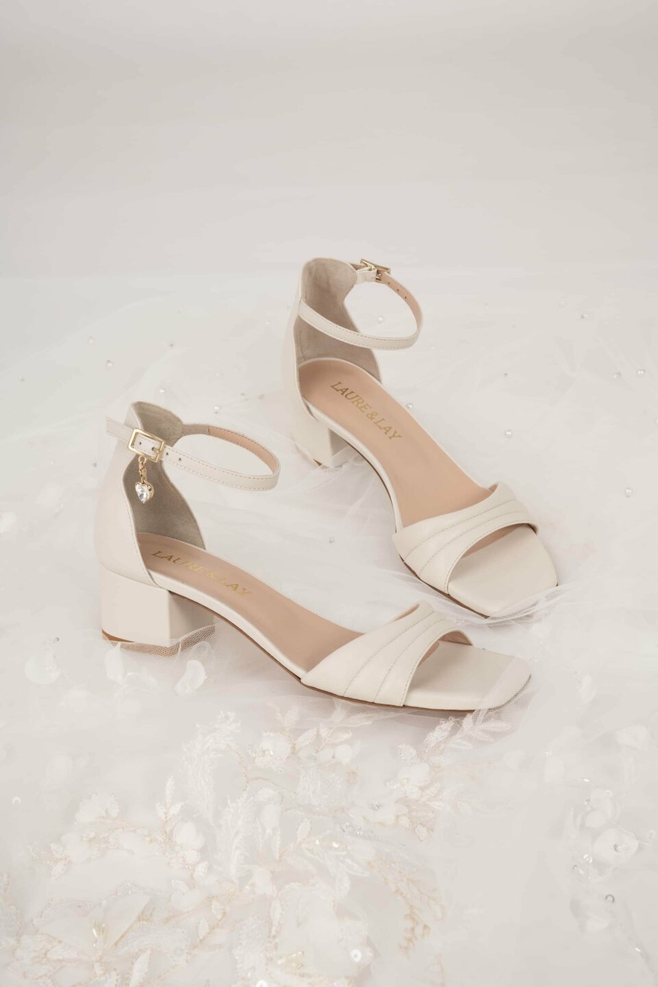 een afbeelding van een paar damesschoenen op een witte ondergrond