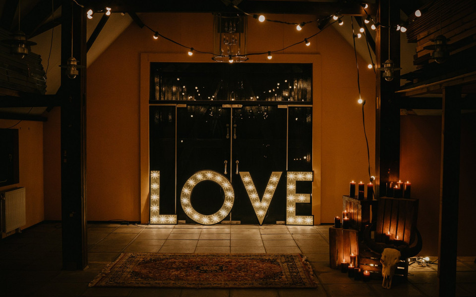 liefdessignaal bij de ingang van een schuur