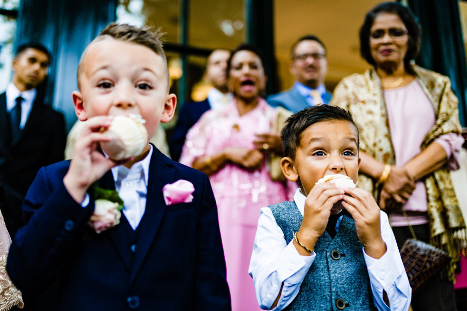 twee jongens eten donuts op een bruiloft