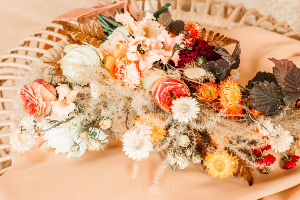 een boeket bloemen op een rieten stoel