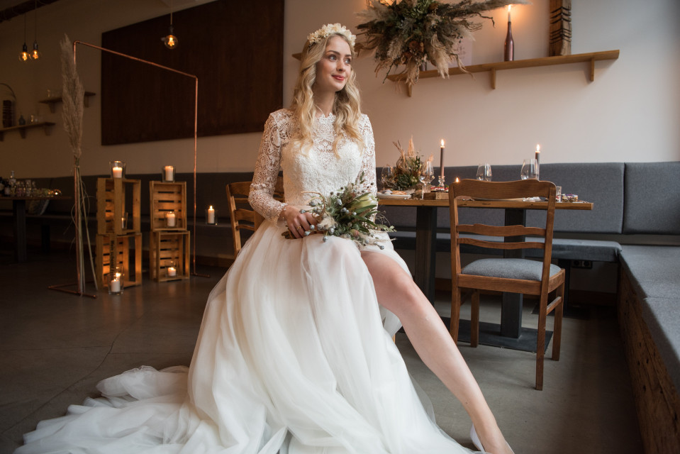 Natürliche Brautfrisur für eine Hochzeit in kleinem Kreis