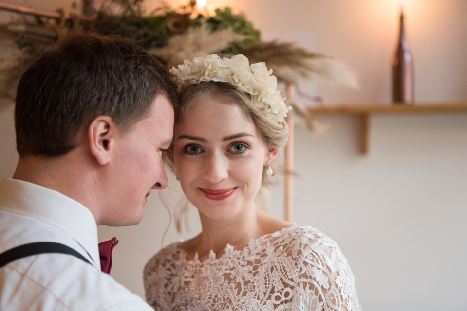 Leichte Hochsteckfrisur mit Blumenkranz