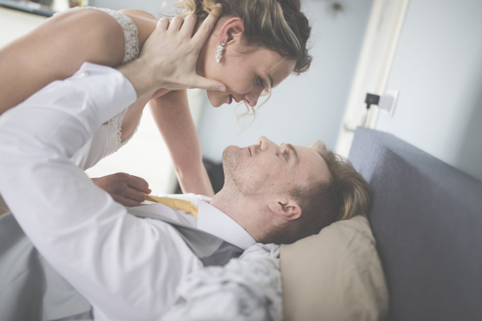 een man en vrouw liggen samen op bed