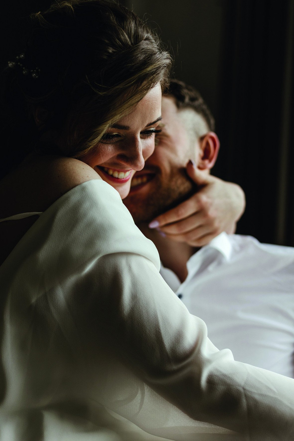 een man en vrouw omhelzen elkaar in een kamer