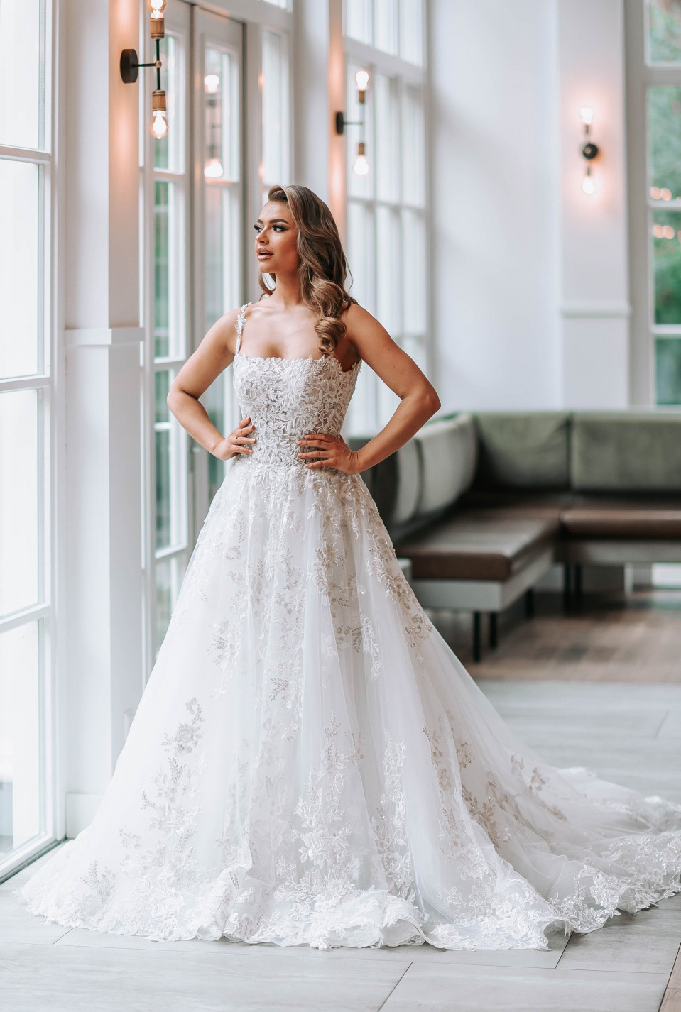 een bruid in een trouwjurk die poseert voor een foto