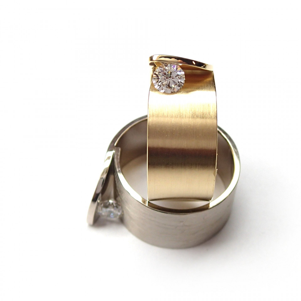 twee ringen met een diamant in het midden