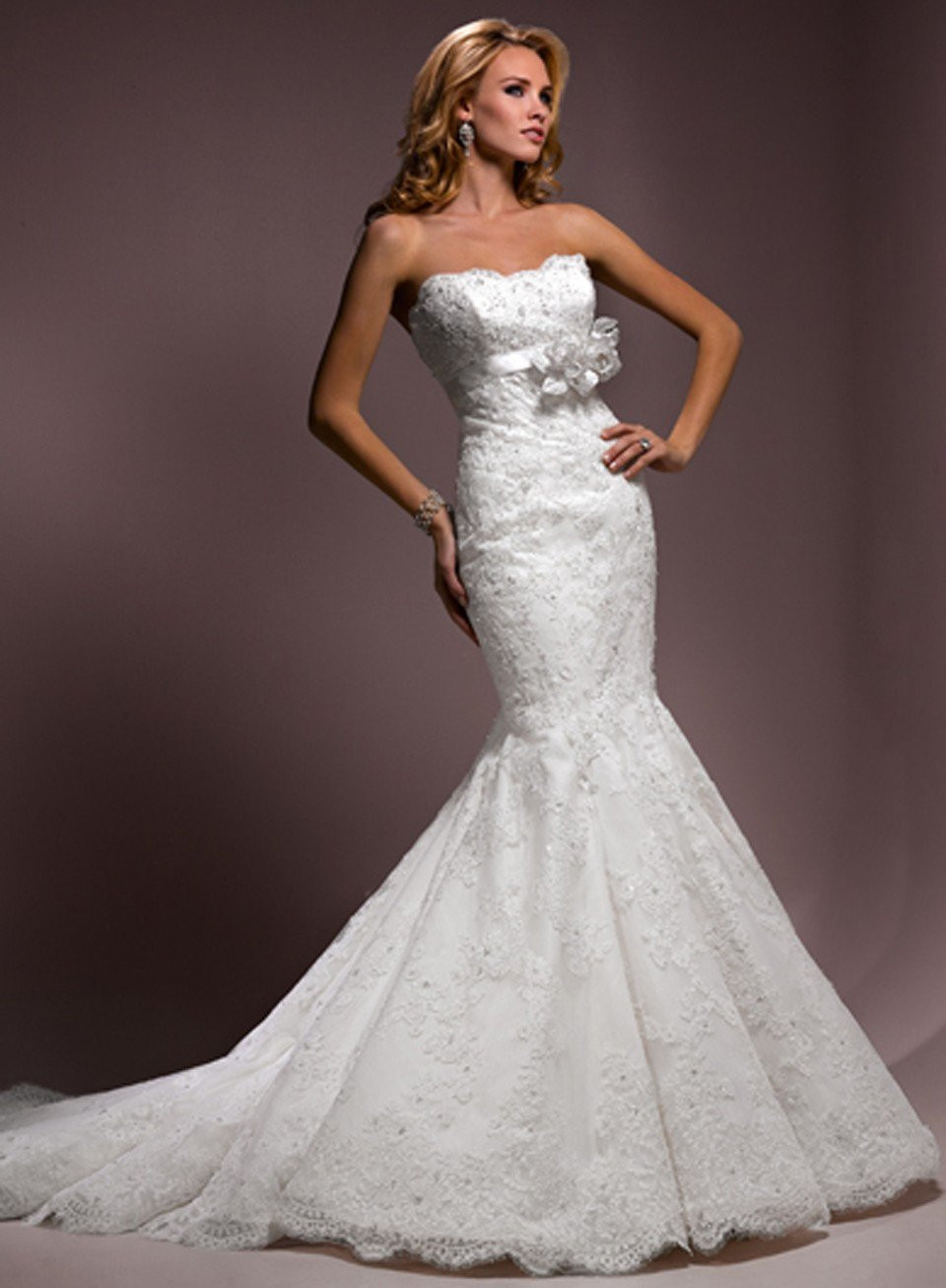 de strapless trouwjurk is gemaakt van kant en heeft een sweetheart halslijn