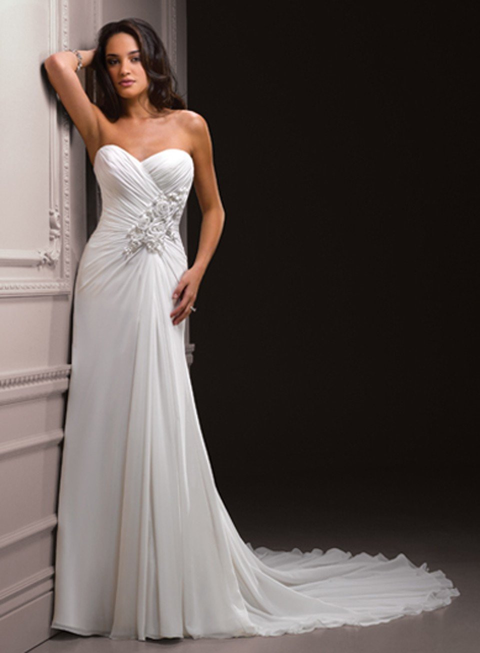 een mooie vrouw in een strapless trouwjurk