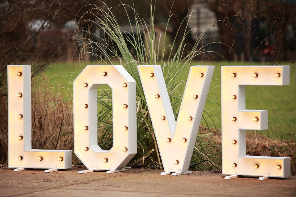 een groot verlicht bord met daarop 'liefde'