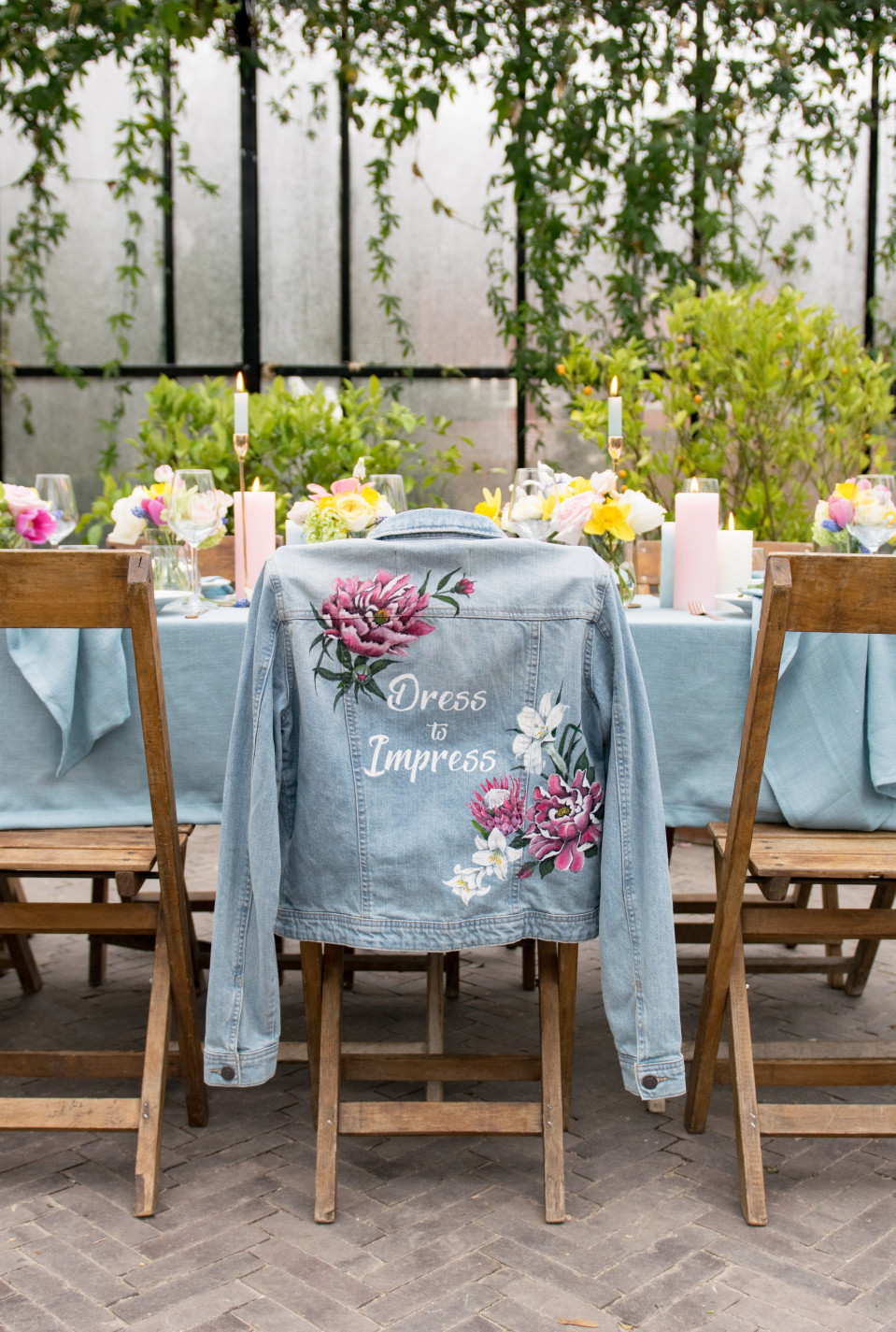 een spijkerjasje met bloemen en een naam erop