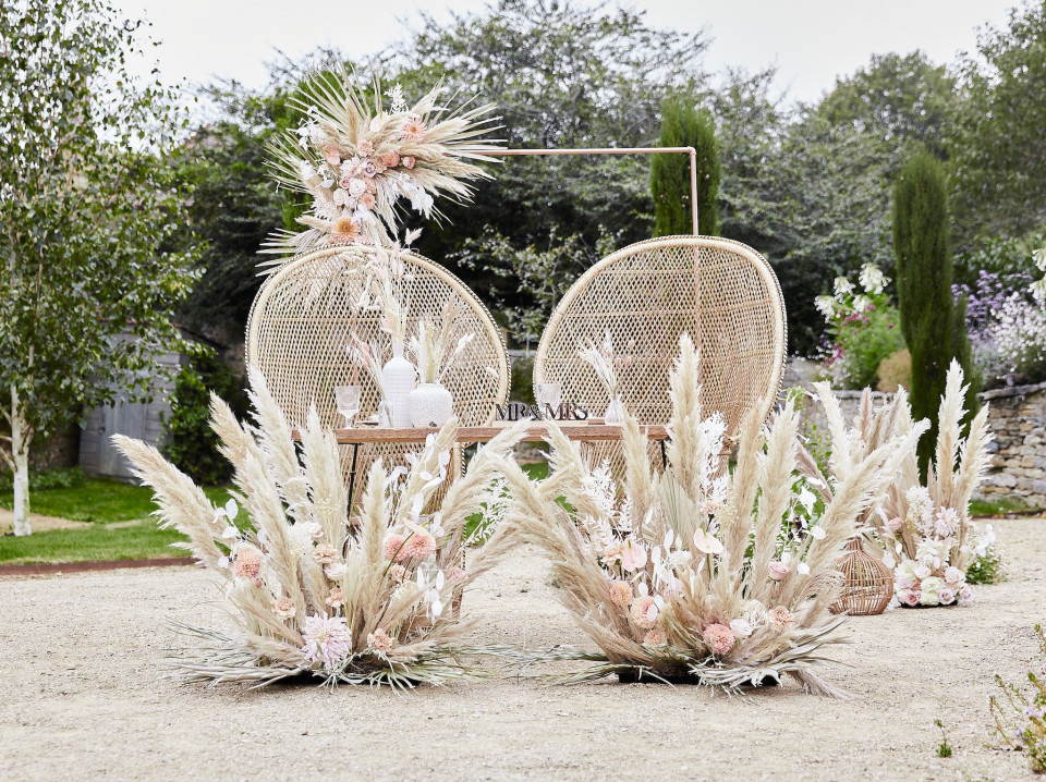 een trouwceremonie met een tafel opgezet met bloemen