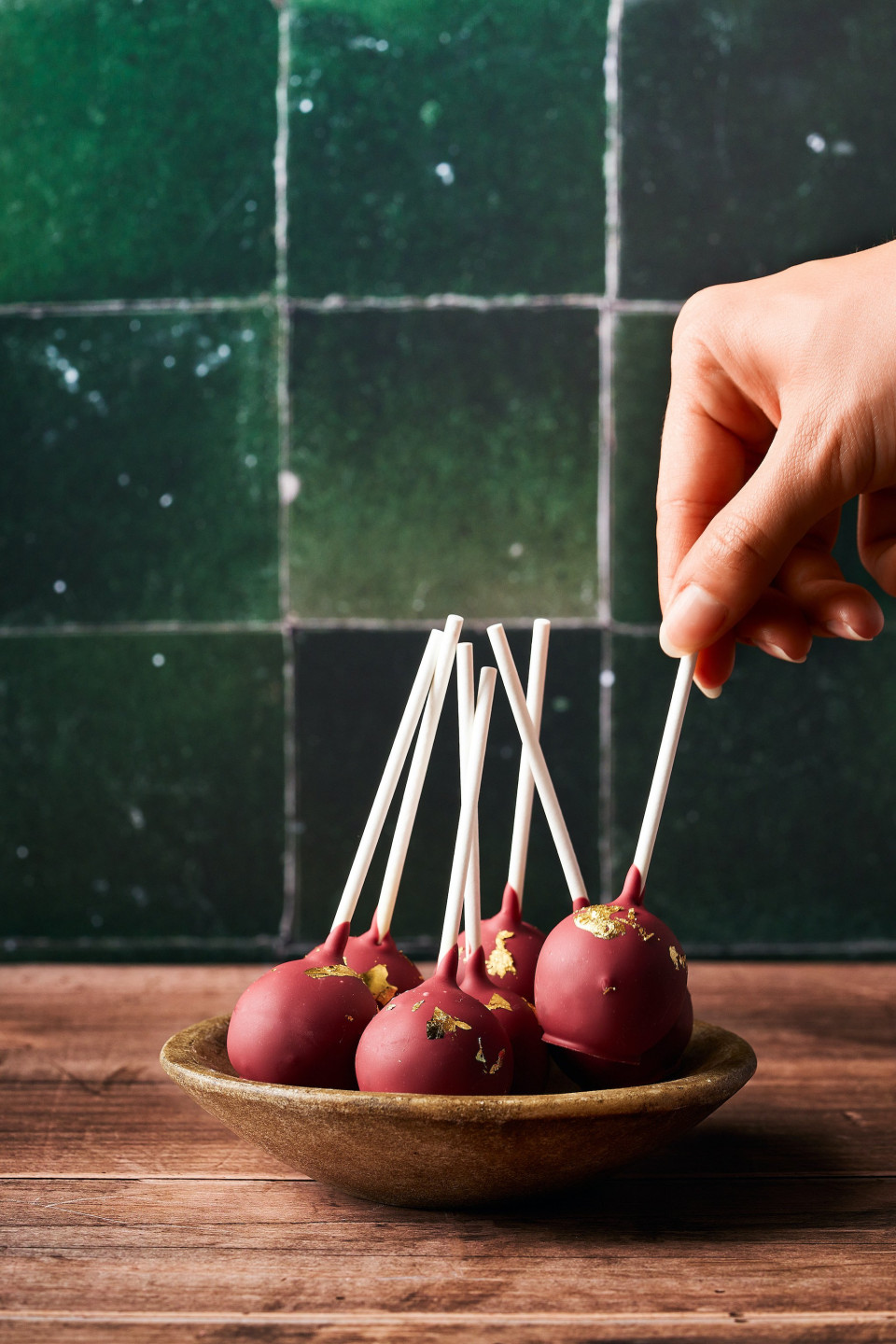 een hand die een taart uit een kom haalt