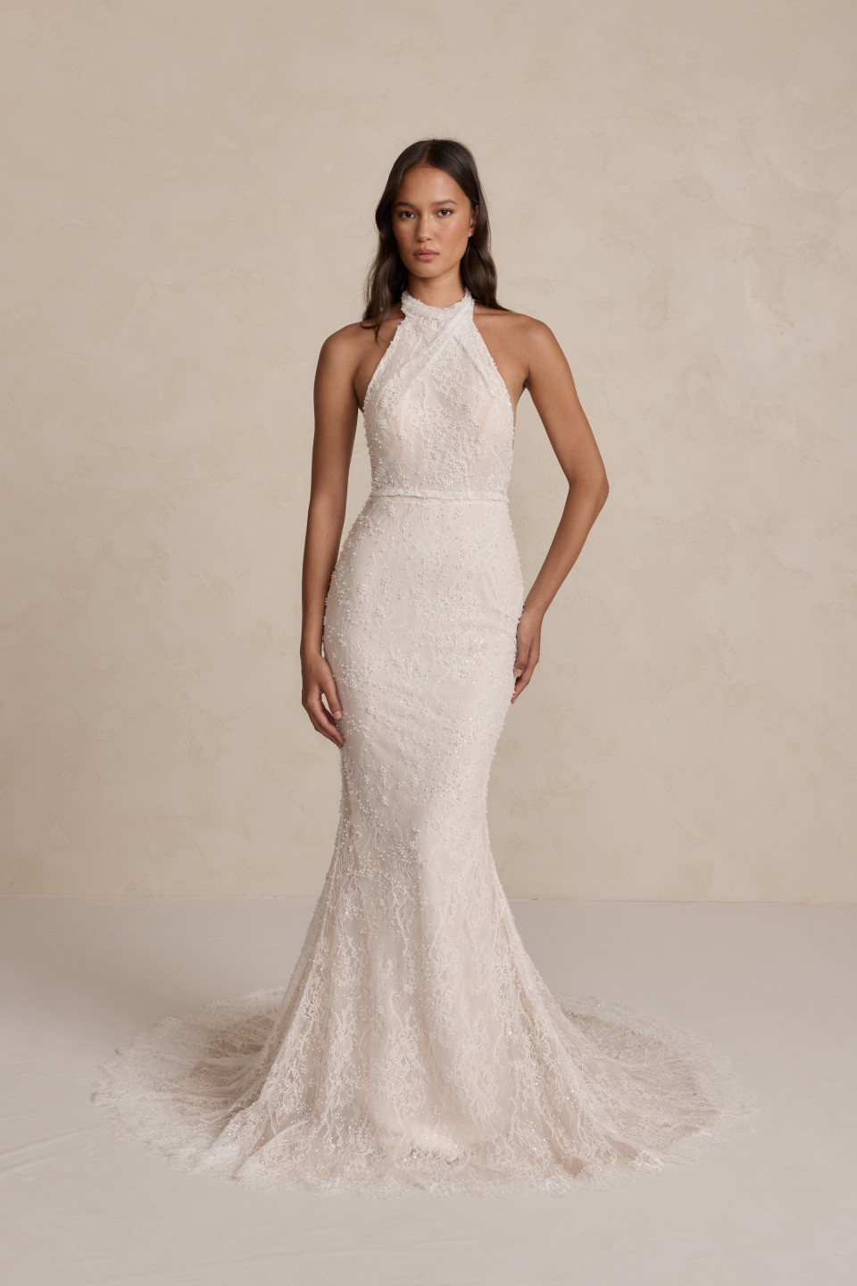 de achterkant van deze prachtige kanten trouwjurk met een hoge hals
