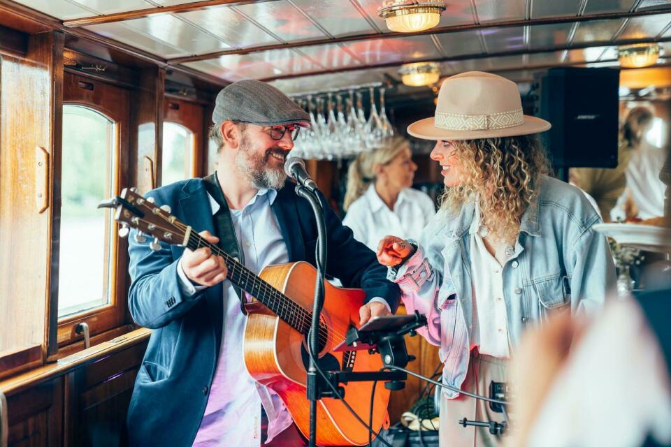 Muziek van Lara Leaves - Akoestische Coverband impressie 3