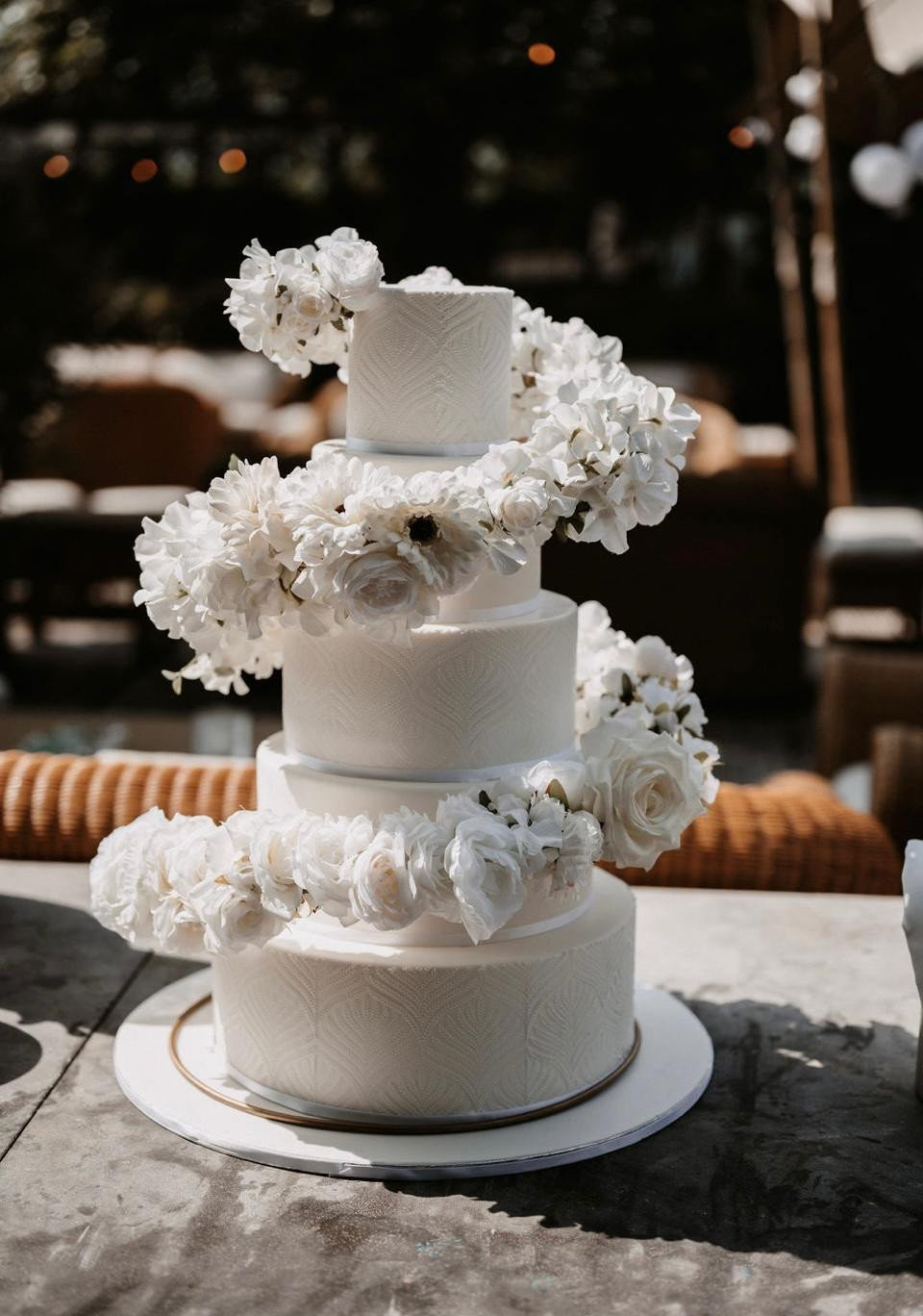 een bruidstaart met witte bloemen erbovenop