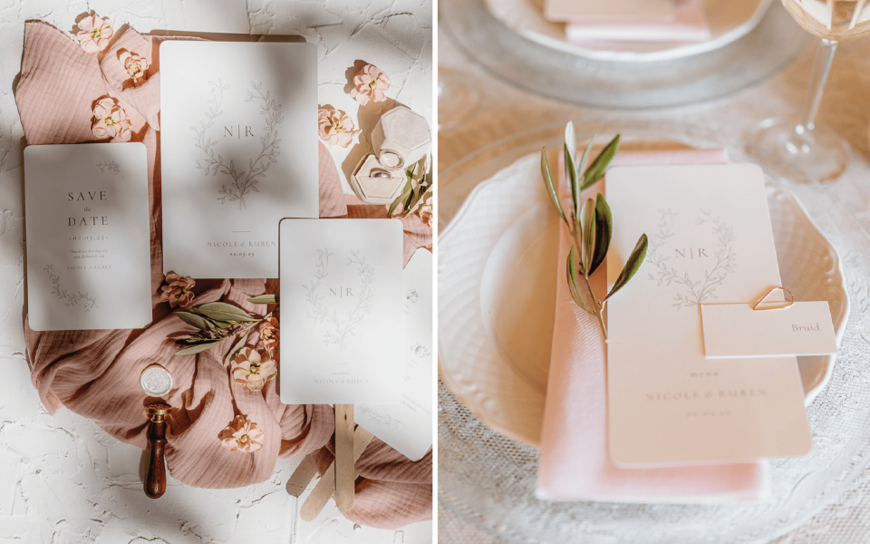 een bruiloftstafel met roze servetten en plaatskaarten