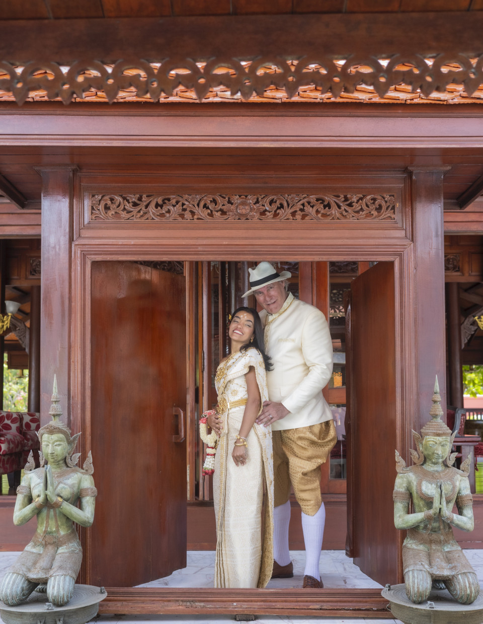 een man en vrouw in traditionele kleding poseren voor een foto