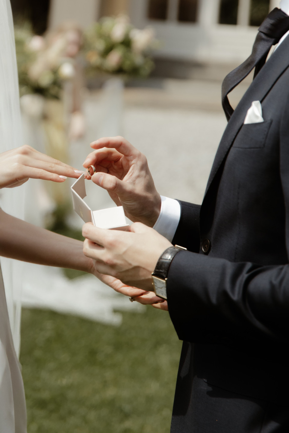 een man die een ring op de vinger van een vrouw plaatst