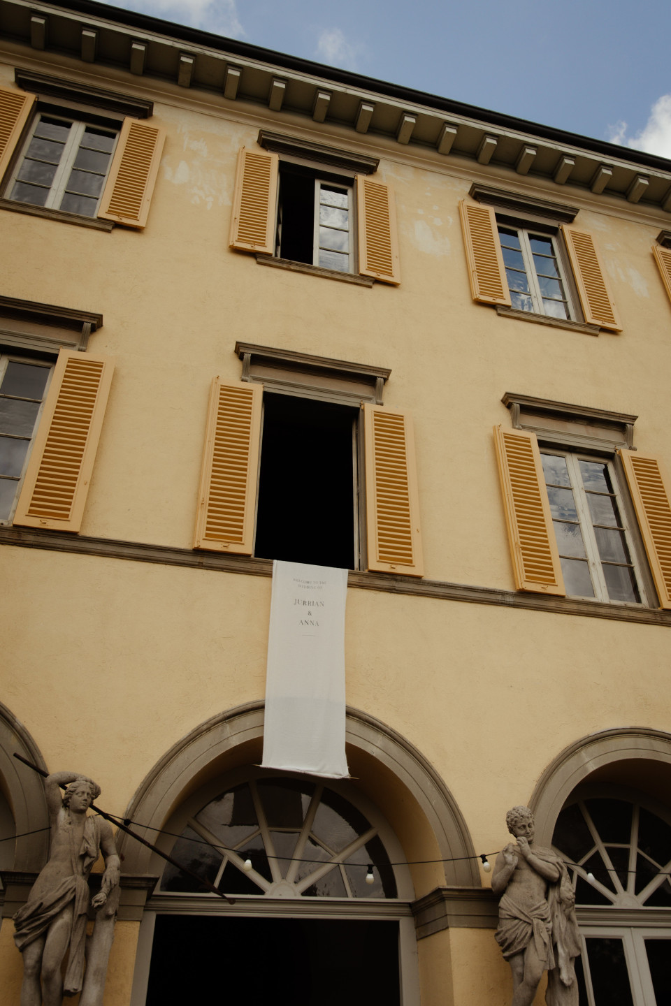 een afbeelding van een gebouw met standbeelden aan de voorkant