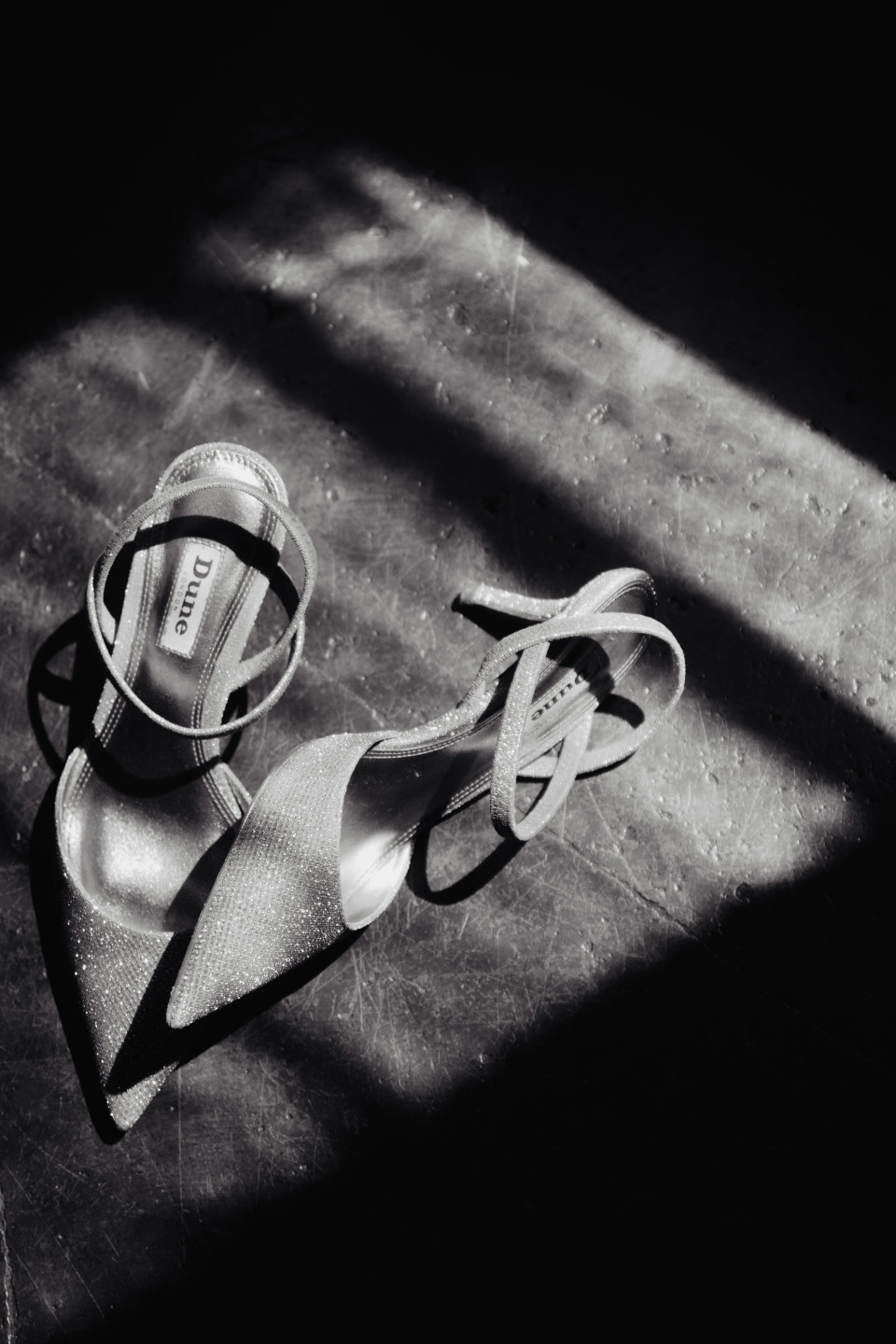 een zwart-witfoto van een paar schoenen