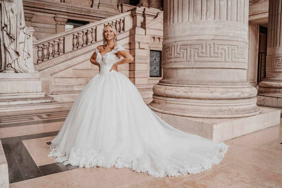 Trouwjurk passen bij ALBERTO AXU Couture