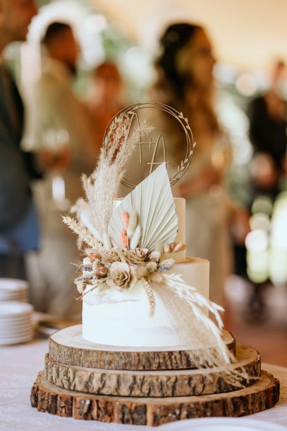 een trouwtaart met een houten plak erop