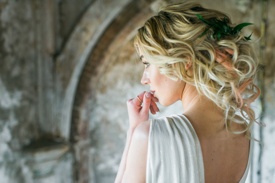 een mooie blonde vrouw met haar haar in een knot