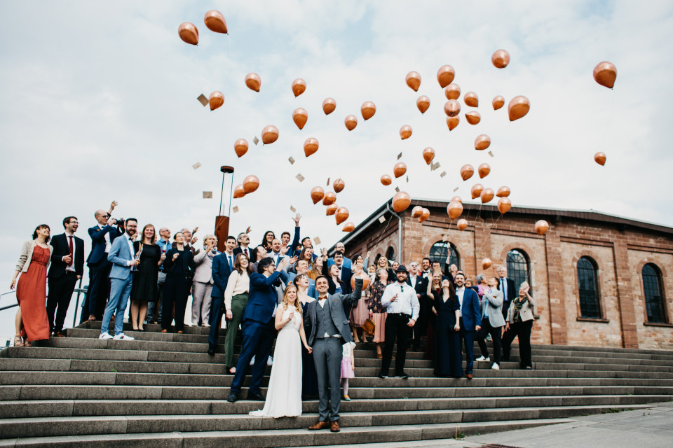 een bruiloftsfeest met oranje ballonnen