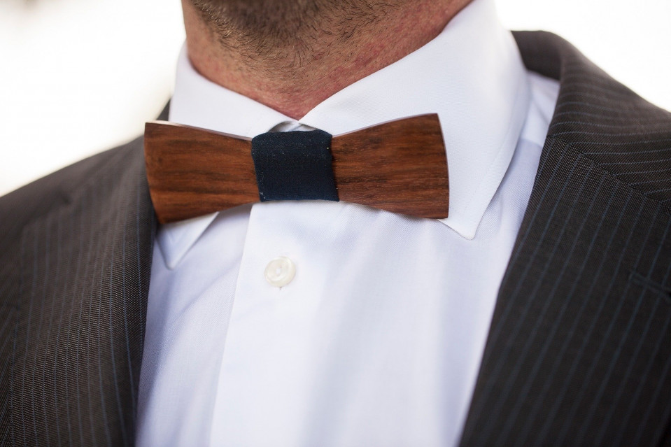 een close-up van een man die een vlinderdas draagt