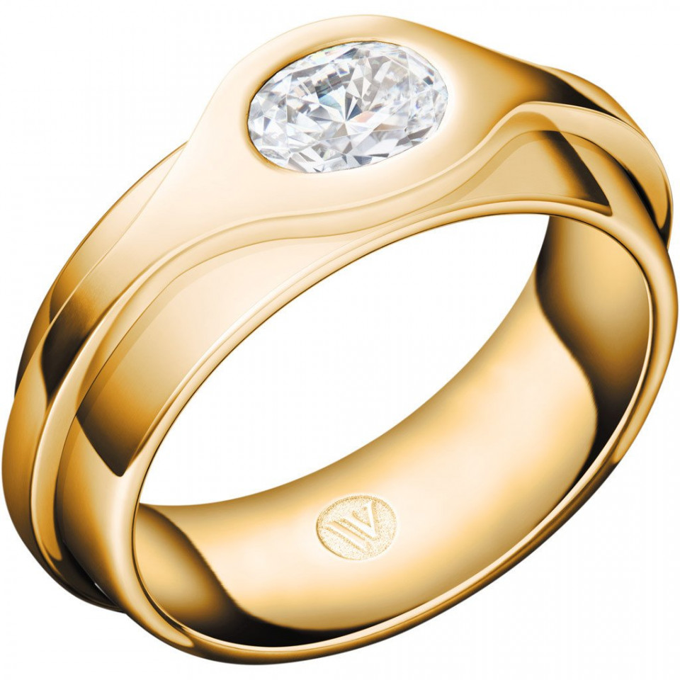 een geelgouden ring met een diamanten middensteen