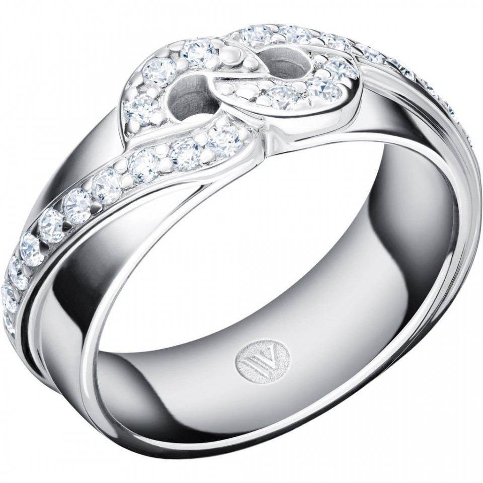 een diamanten ring met twee verstrengelde harten