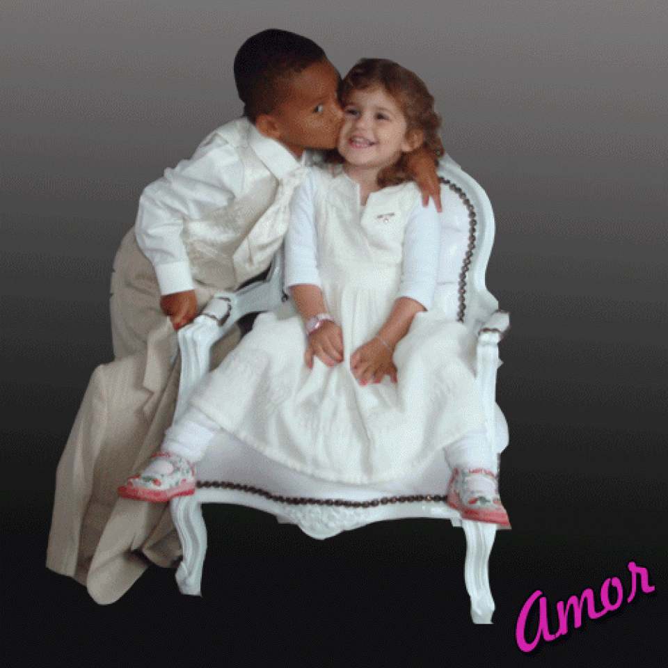 een jongetje en meisje zitten op een stoel