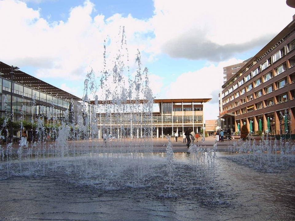 een grote fontein in het midden van een stad