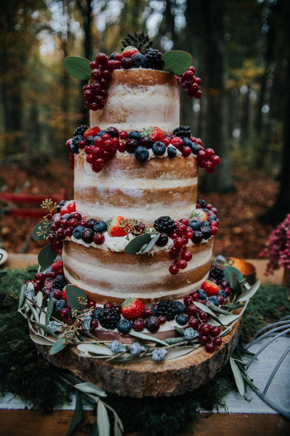 een naked cake met bessen en bessen erop