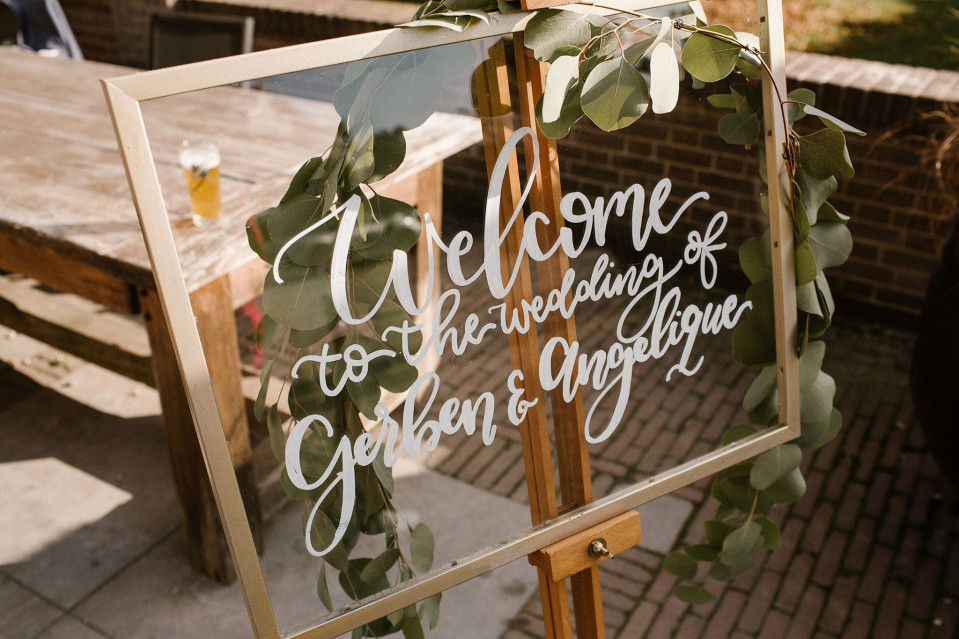 trouwbord in de tuin