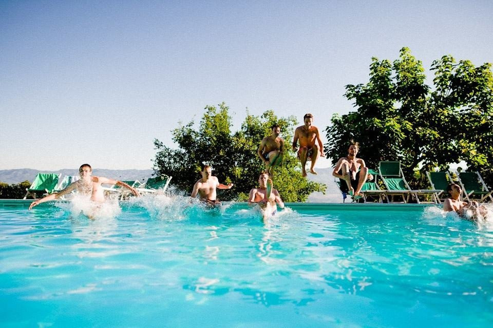 een groep mensen die in een zwembad springen
