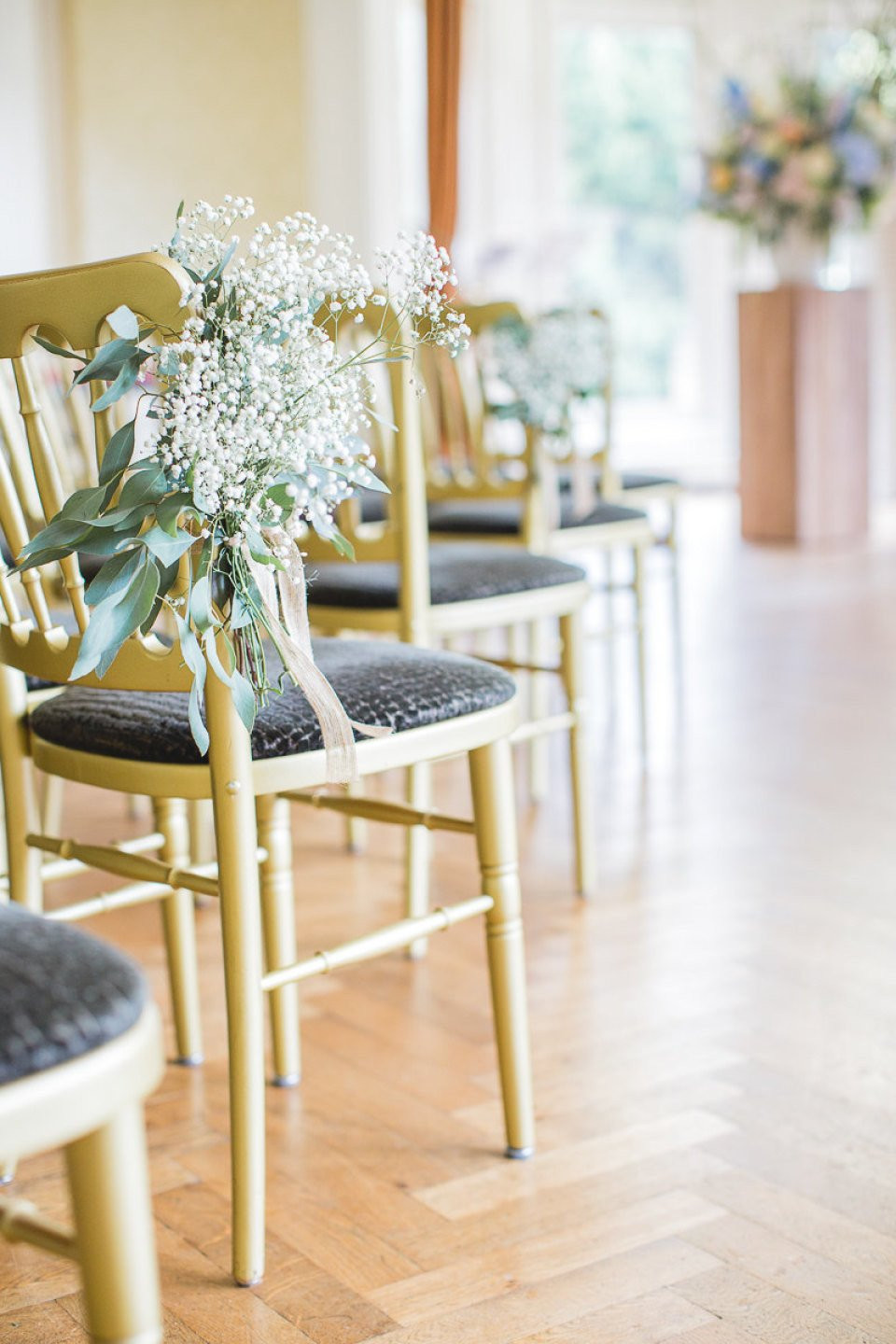 een rij stoelen met bloemen erop