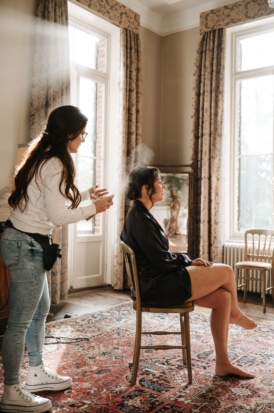 een vrouw die haar haar laat doen door een kapper