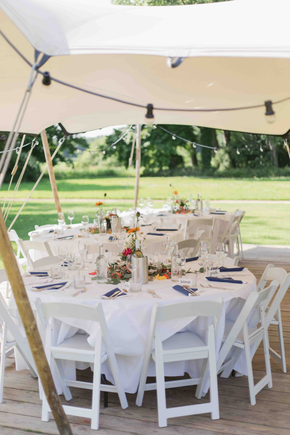 een tafel die onder een tent is opgesteld voor een trouwreceptie