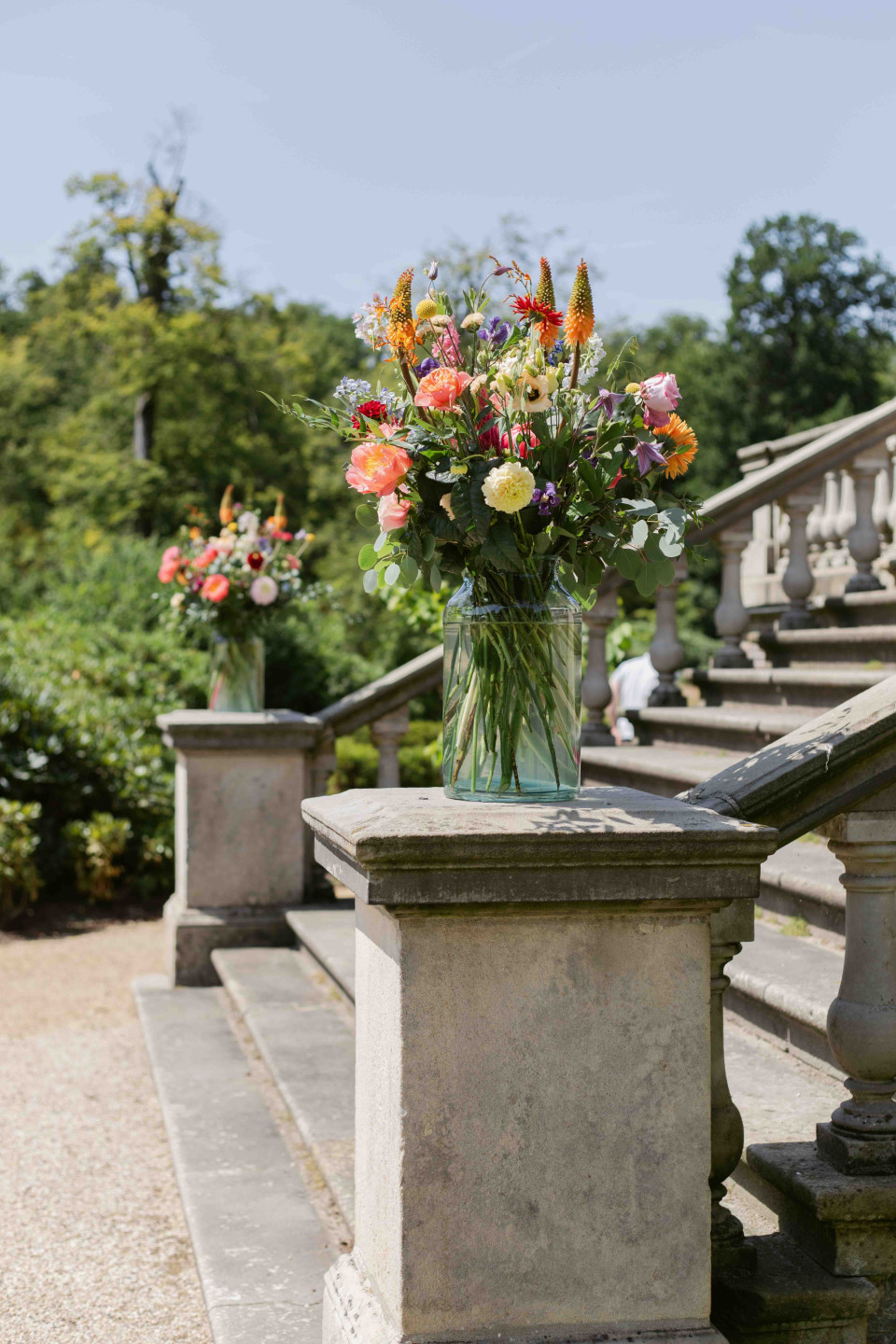 een bos bloemen in een vaas op de trappen