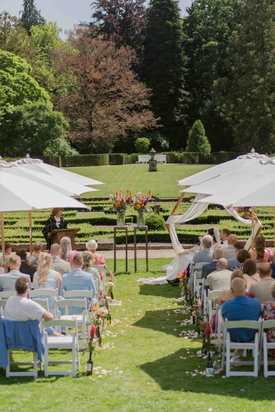 Houten backdrop met witte details