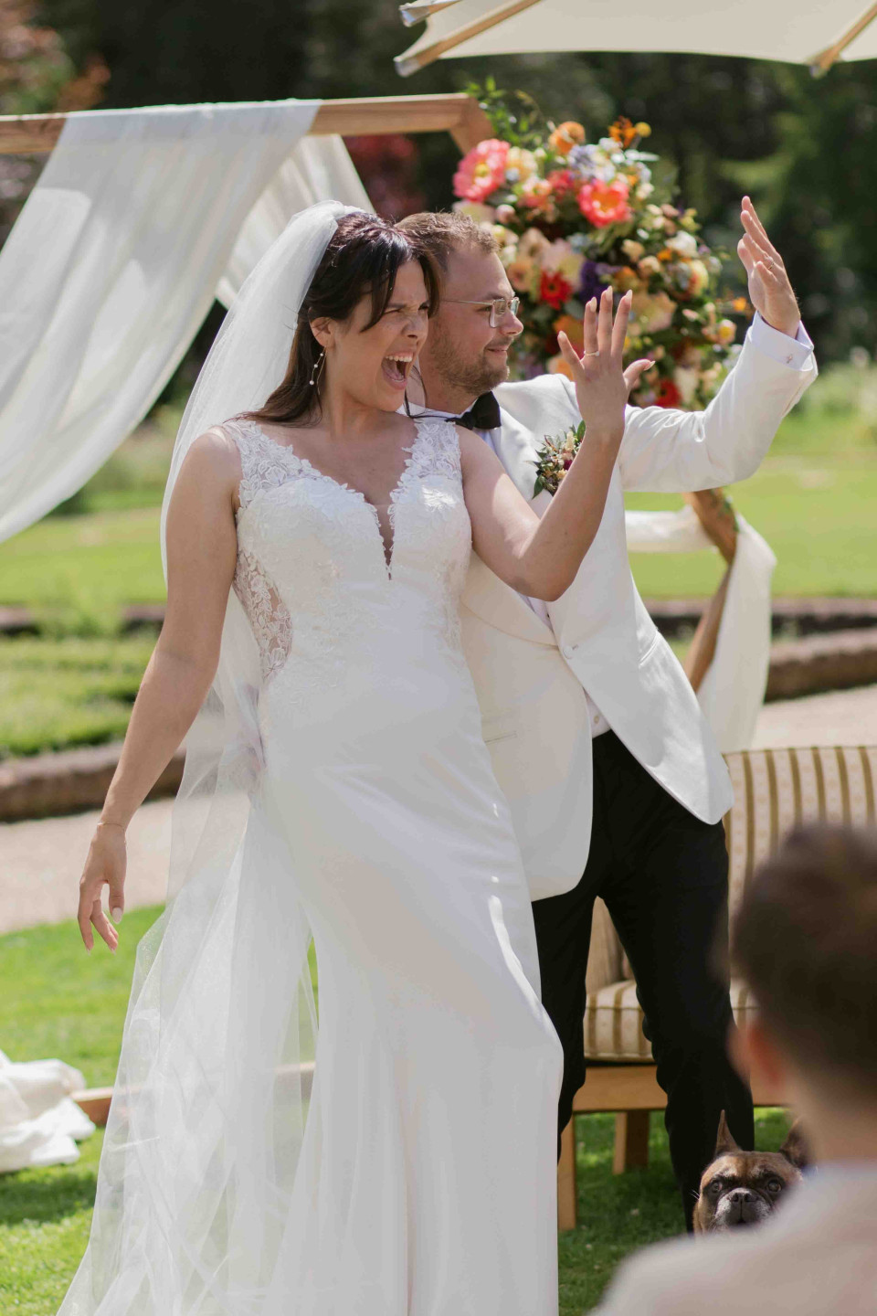 een afbeelding van een bruid en bruidegom die de gang aflopen