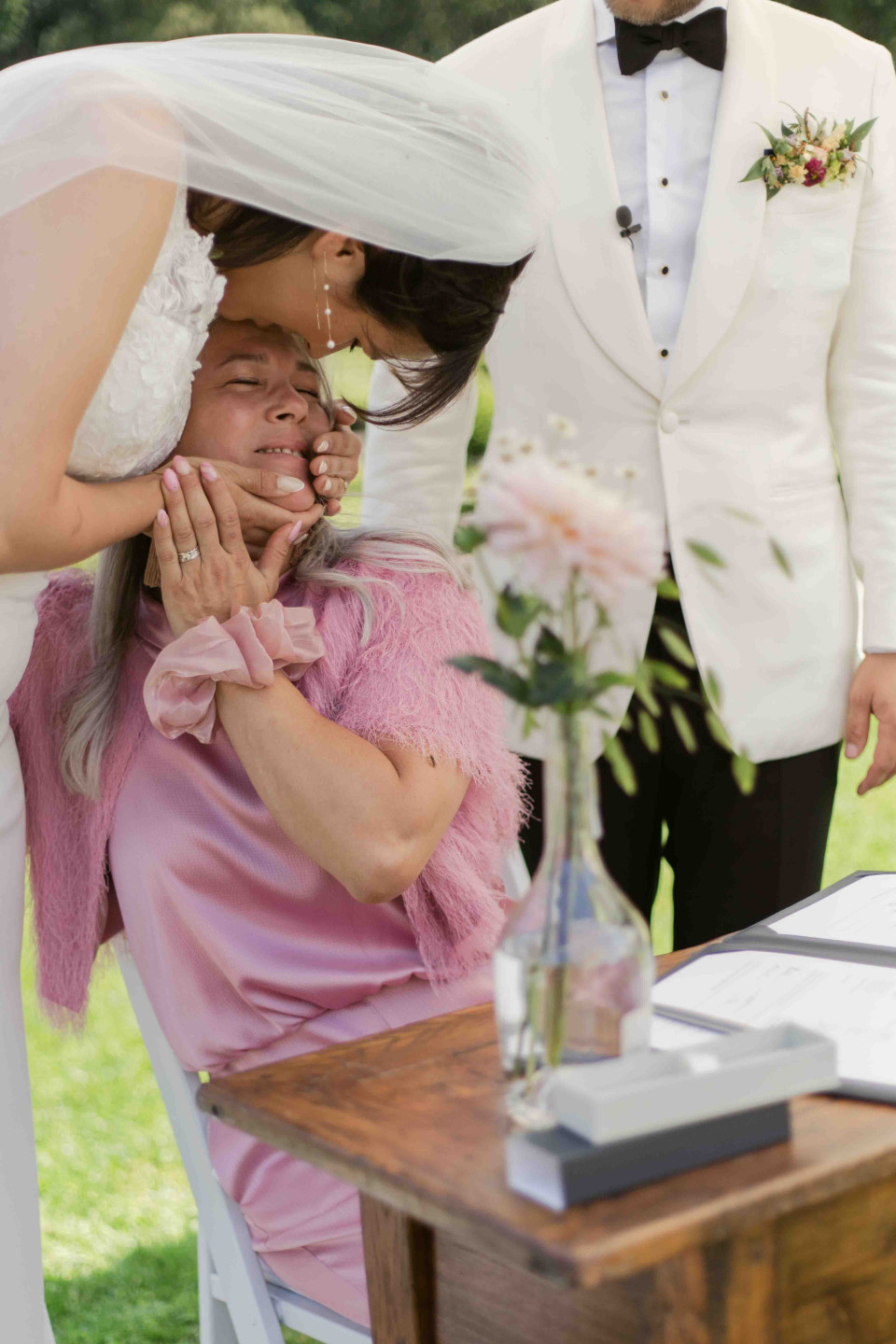 een afbeelding van een bruid en bruidegom die elkaar kussen