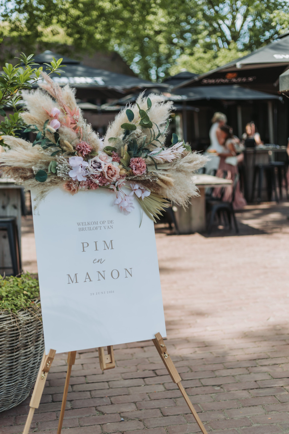 trouwbord in de tuin