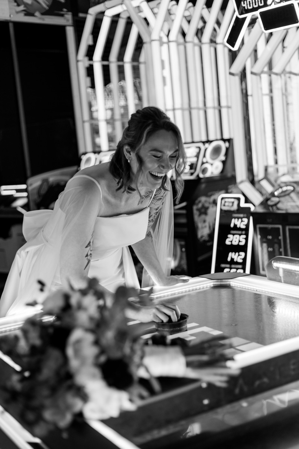 een afbeelding van een bruid die haar huwelijksgelofte ondertekent