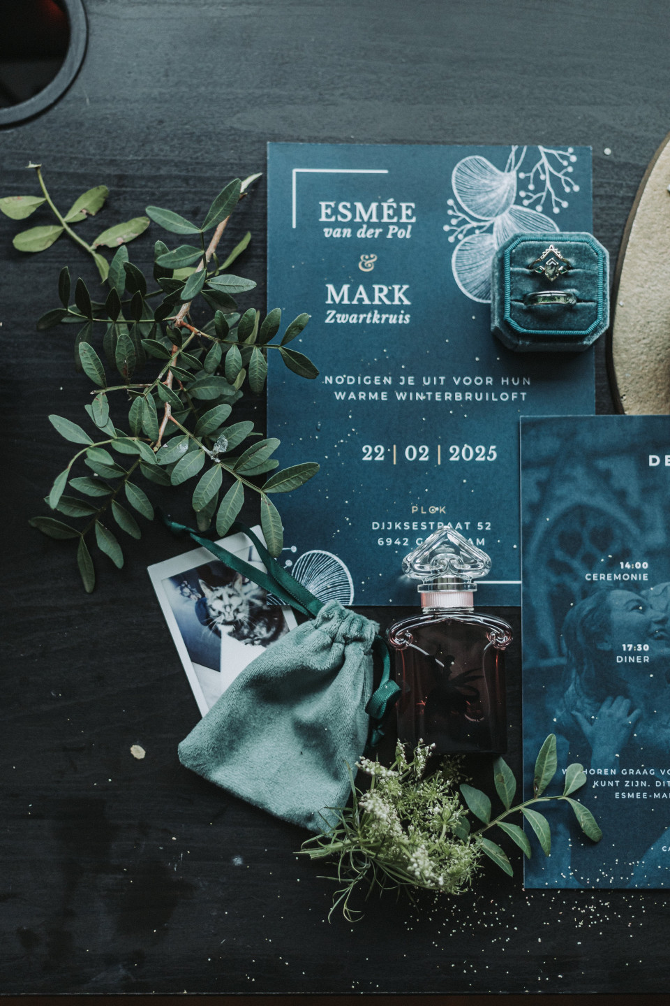 de details van de trouwuitnodigingen op de tafel