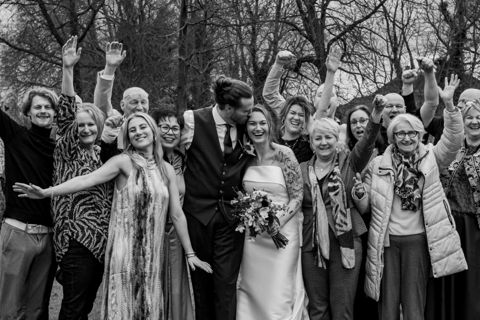 een zwart-witfoto van een groep mensen die poseren voor een foto