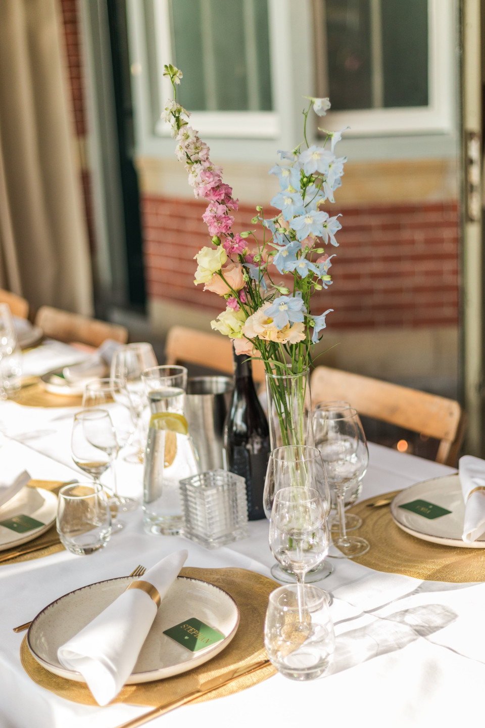 een tafel met witte servetten en plaatsinstellingen